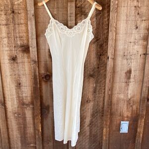 Vanity Fair Vintage Lace Trim V-neck Ivory Chemise Slip Pullover Nightgown